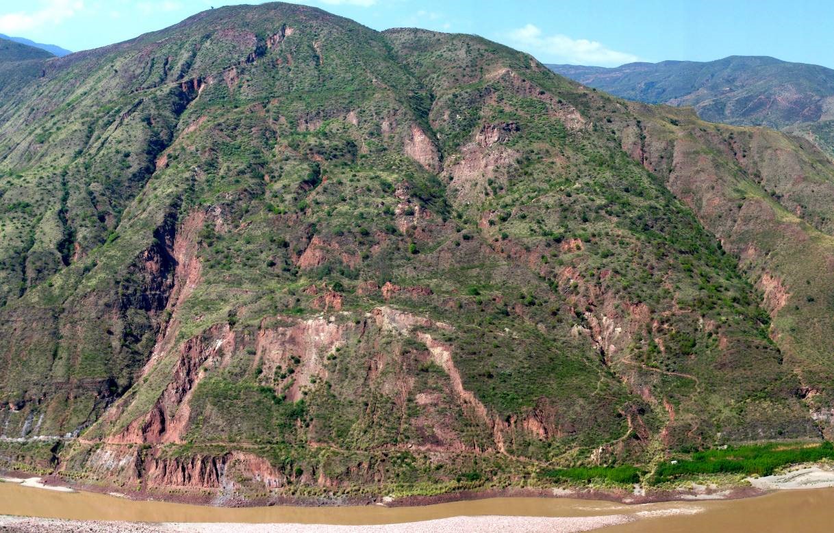 長江三峽某庫區滑坡體變形實時自動化監測預警